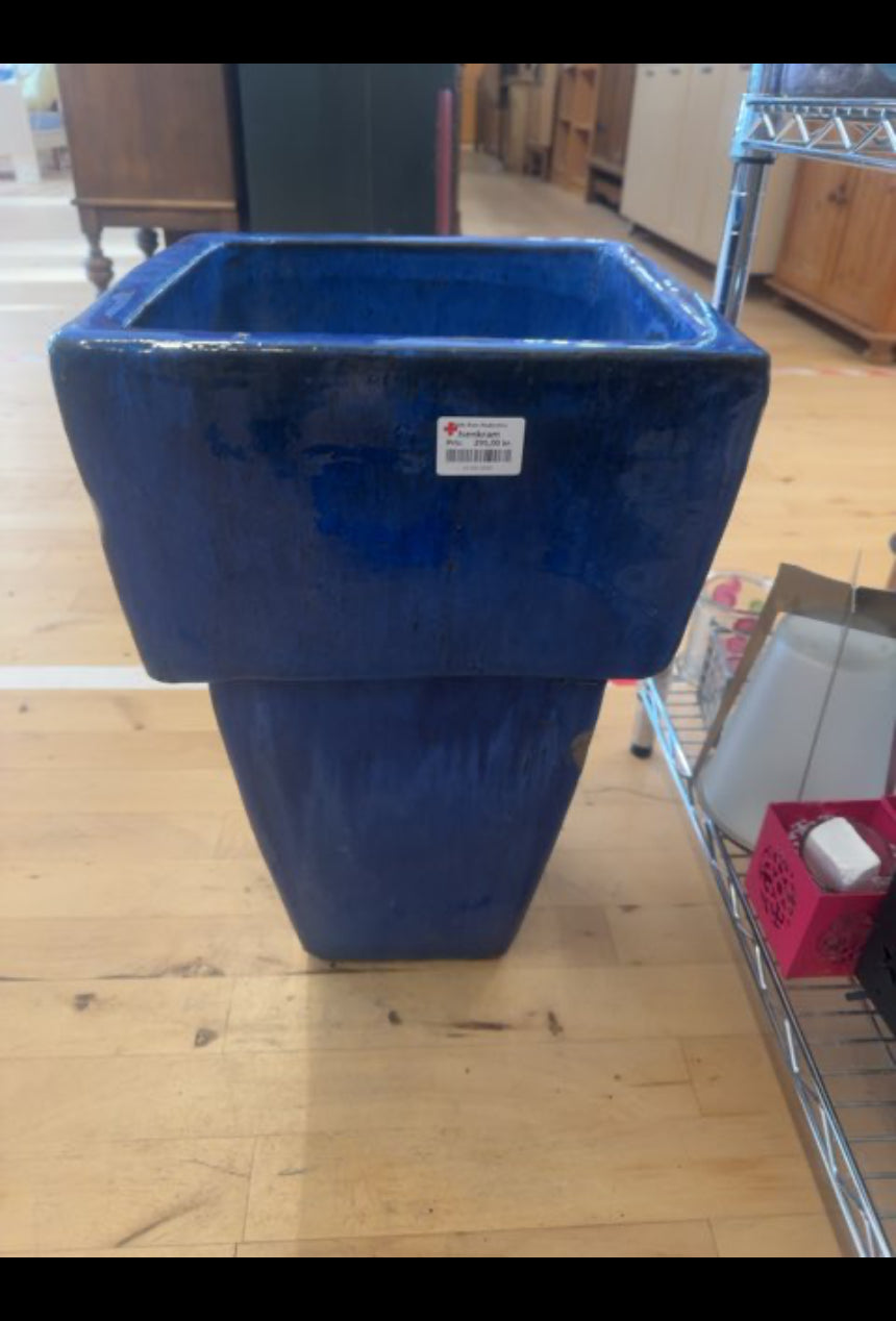 Stor krukke til udendørs brug